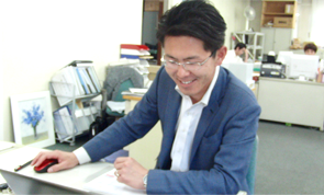 仕事中の竹内