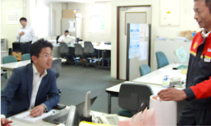 社員と会話する竹内