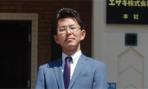 本社前での竹内