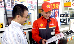 説明する白井