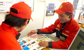 後輩に指導する白井01