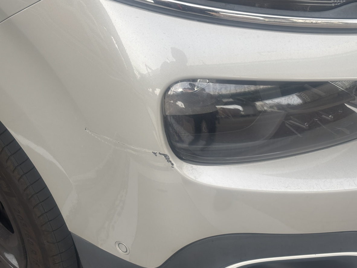 シトロエン ベルランゴ フロントバンパー 板金修理 Before