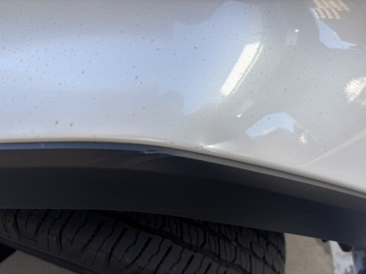 修理前：フロントフェンダー・アーチモールに目立つキズ（ランドクルーザー250）