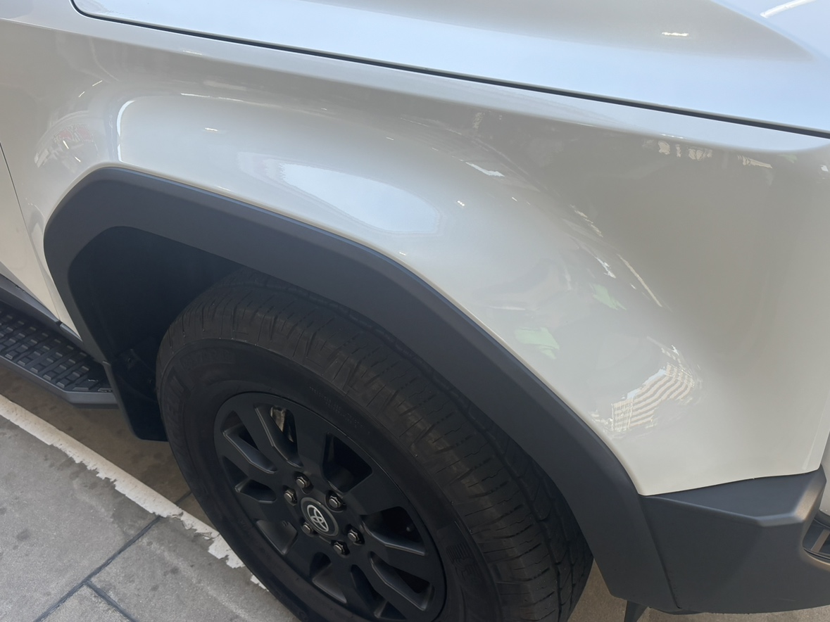 修理後：アーチモール部品交換＋板金修理で美しく仕上がった状態（ランドクルーザー250）